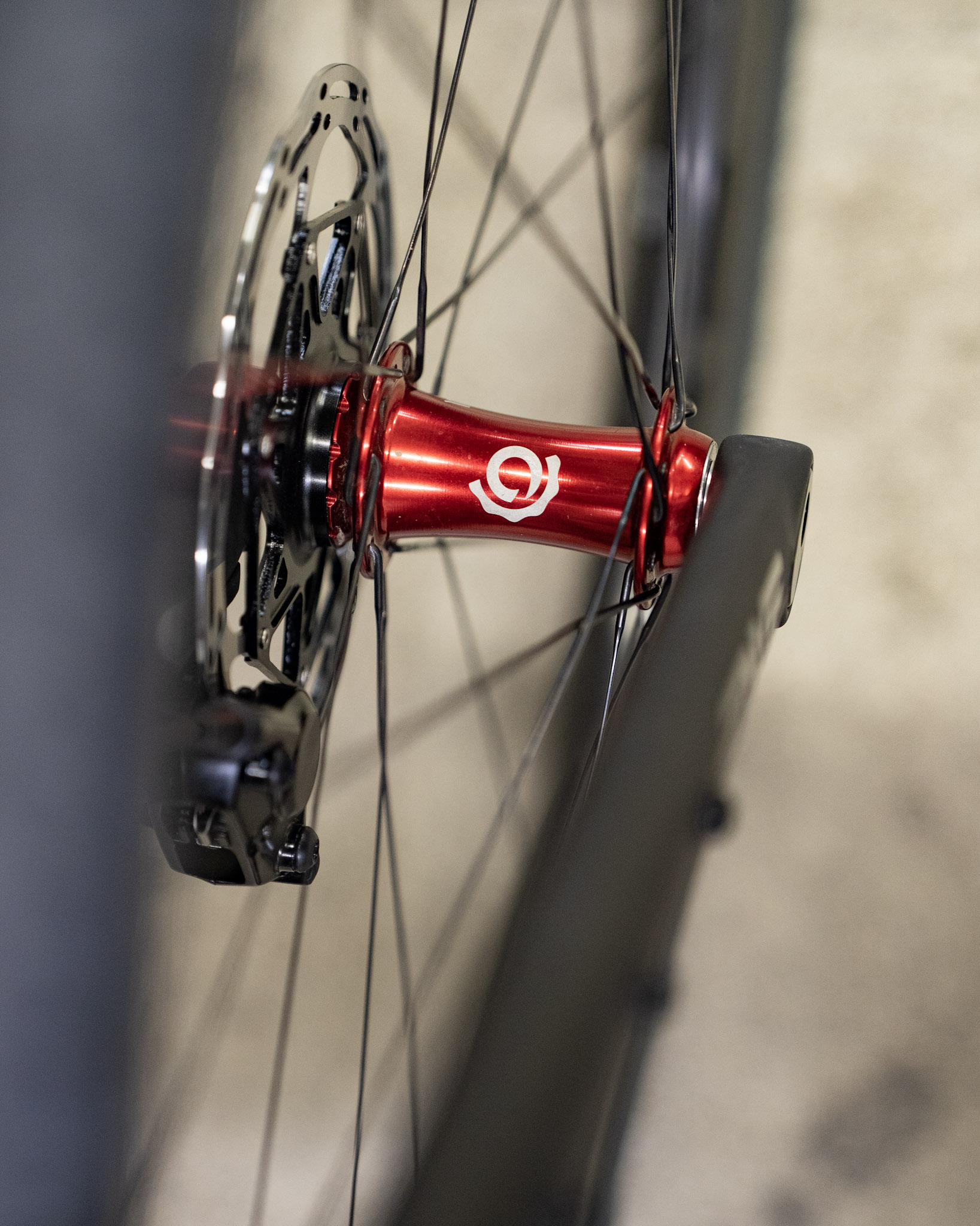 front hub red