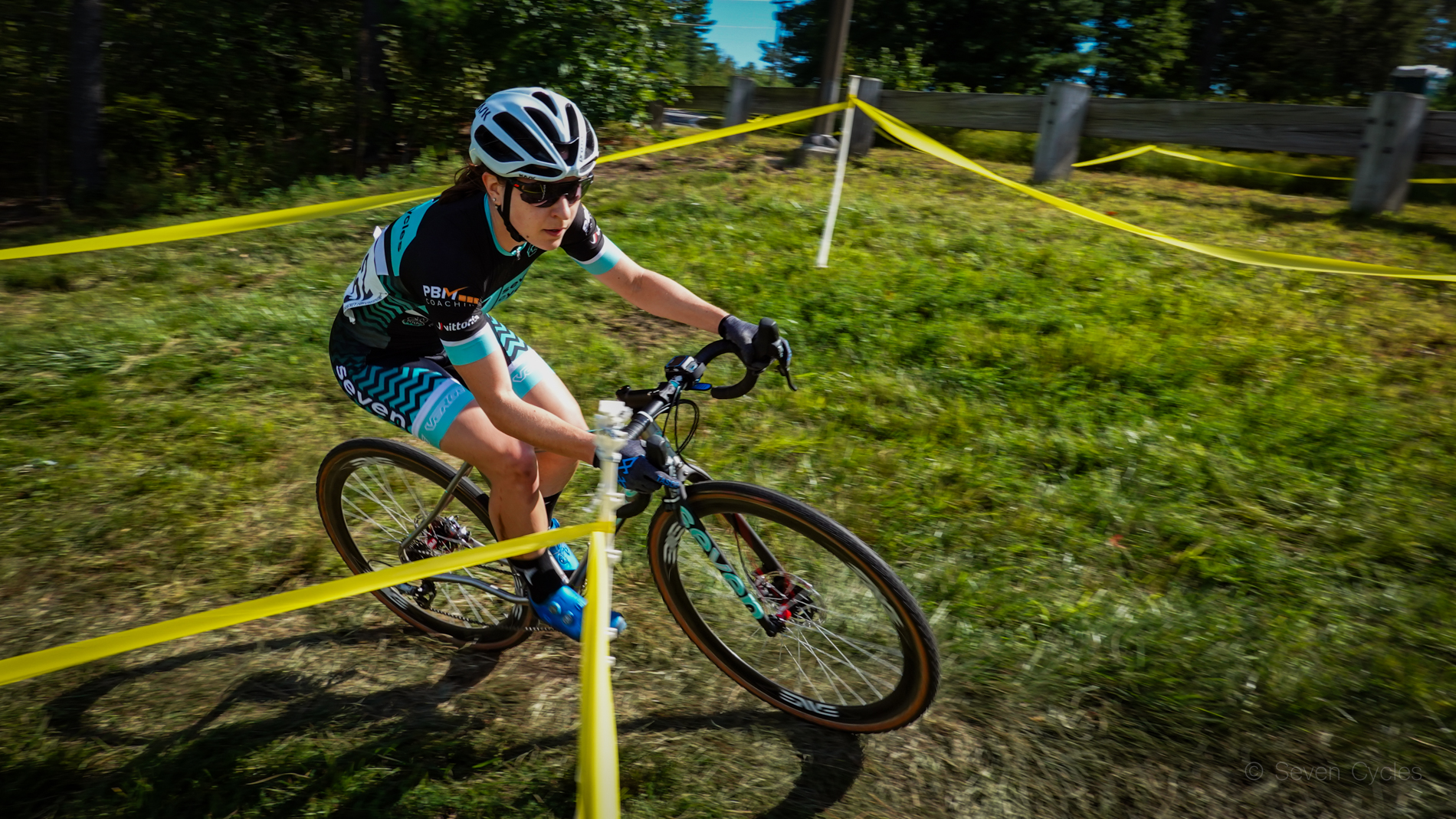 cyclocross-bending-the-tape