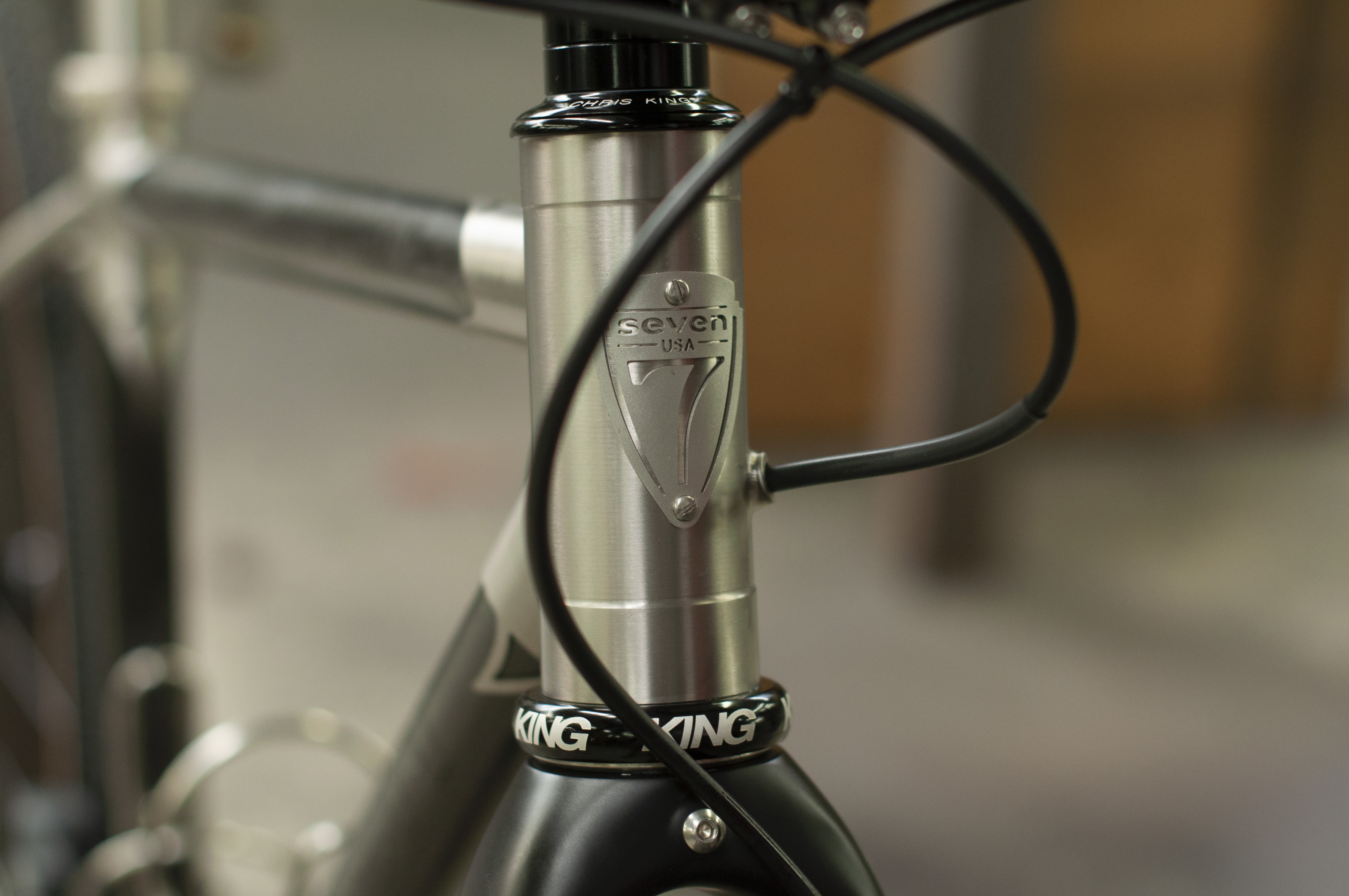 Head tube port for internal rear brake housing