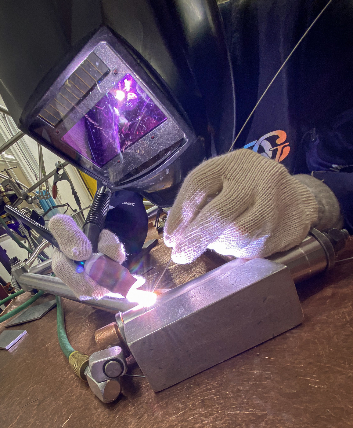 welding-closeup-reflection-tim-1400